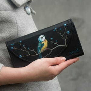 Carteira de couro preta com pintura de pássaro chapim, bolsa grande com pássaro e frutas vermelhas, bolsa feita à mão, bolsa de couro de alta qualidade, ideia de presente para mães