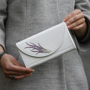 Cartera de mujer con pintura de lavanda morada, billetera de cuero blanco con flores, idea de regalo perfecta, cartera artesanal