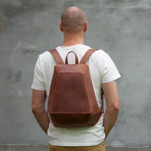 コニャックカラーのレザーバックパック、ラージサイズ、幾何学模様のリュックサック、ミニマリスト財布