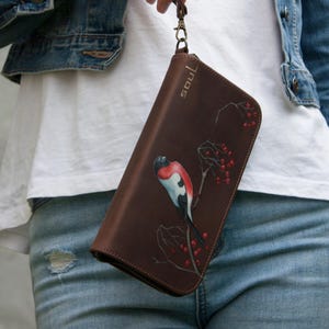 Cartera de cuero marrón con pintura de pájaro camachuelo y bayas de viburnum rojo, hecha a mano, bolso de mano grande de cuero, cartera de cuero de alta calidad