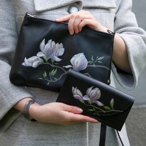 Conjunto de cuero negro con pintura de magnolia rosa, bolso bandolera de cuero suave para mujer, conjunto de regalo perfecto, billetera artesanal con flores