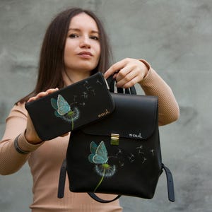 Schwarzer Lederrucksack mit blauem Schmetterlingsgemälde, kleiner Tagesrucksack, handgemachte Geldbörse, Damen-Set aus schwarzem Leder, Rucksack und Geldbörse