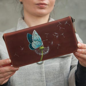 Monedero de piel marrón con mariposa azul, hecho a mano, ideal como regalo para mujer, con cremallera, grande, color coñac.