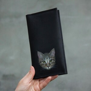 Cartera de viaje de cuero negro personalizada para mujer con retrato de gato pintado a mano. Cartera grande con retrato de mascota. Idea de regalo perfecta.