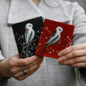 Monedero pequeño de cuero con pintura de pájaro blanco, minimonedero de cuero rojo, billetera de cuero negro hecha a mano con teta de cola larga, idea de regalo para mujer
