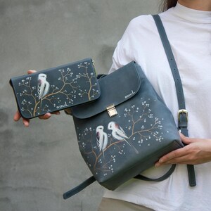 Conjunto de couro azul com pintura de pássaros brancos Mochila pequena e carteira com zíper Bolsa de couro de alta qualidade Ideia de presente para mulheres Mochila de couro azul