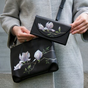 Conjunto de mujer con pintura de flores de magnolia, increíble idea de regalo, bolso de mujer, bolso de hombro de cuero negro y cartera, bolso pequeño
