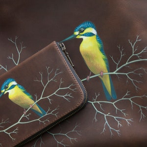 Cartera de cuero marrón para mujer, cartera con cremallera de pájaro martín pescador, bolso grande personalizado para hombre, pájaro azul amarillo imagen 2
