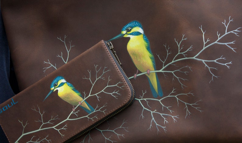Cartera de cuero marrón para mujer, cartera con cremallera de pájaro martín pescador, bolso grande personalizado para hombre, pájaro azul amarillo imagen 2