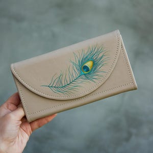 Monedero de piel beige hecho a mano con pintura de plumas de pavo real, tamaño grande, ideal como regalo para mujer, monedero de piel beige claro con botón magnético.