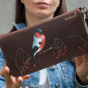 Monedero con pájaro camachuelo y bayas Cartera de cuero marrón para mujer Idea de regalo para esposa Idea de regalo para mamá Cartera grande Monedero perfecto hecho a mano