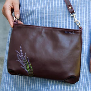 Damen Umhängetasche mit Lavendelmalerei, Burgunder Leder, kleine Geldbörse mit Blumenmalerei, handgemachte Umhängetasche, Geschenkidee für Frauen