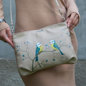 Beige Leder Crossbody Bag mit zwei Meisenvögeln Malerei Kleine Größe Tägliche Geldbörse Handgemachte Crossbody Bag Damen Geschenkidee Urlaubstasche