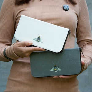 Cartera hecha a mano con pintura de abejorro dorado Cartera de cuero gris para mujer Monedero minimalista Idea de regalo perfecta Cartera con cremallera