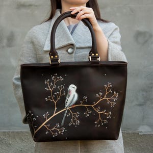 ブラウンレザーの財布、白いエナガの鳥が描かれたレディーストートバッグ、大きなハンドバッグ、女性へのギフトアイデア、大きなサイズのトートバッグ、手作りの財布