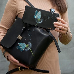 Damen Rucksack und Portemonnaie Set mit blauem Schmetterlingsgemälde, kleine Geldbörse, handgemachter Rucksack, Geschenkidee für die Frau, Set mit täglichem Rucksack und Reißverschluss-Portemonnaie