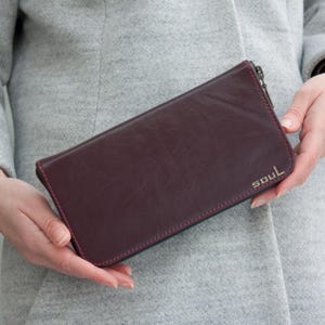 Cartera minimalista para mujer, de piel burdeos, hecha a mano, con cremallera, sencilla y de gran tamaño, ideal como regalo.