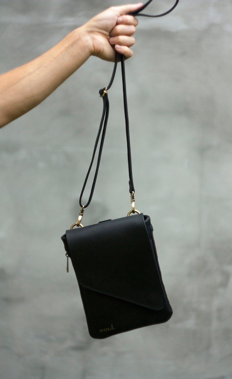 Man Messenger Bag Personalized Vintage Leather Black Minimalist Crossbody Bag image 2
