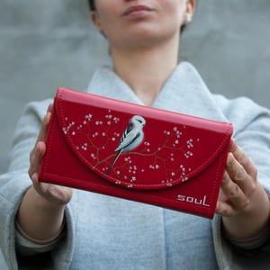 Cartera de cuero roja para mujer, monedero grande con herrerillo blanco de cola larga y flores, monedero grande con pájaro y flores, idea de regalo perfecta, cartera roja