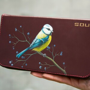 Cartera de Mujer de Piel Color Vino con Pintura de Pájaro Titmouse Monedero Grande Personalizado imagen 8