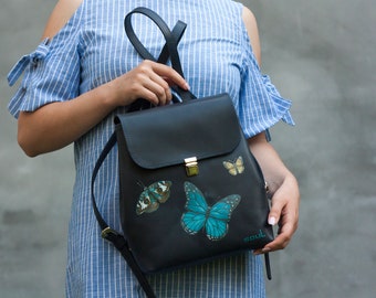 Mochila de cuero azul oscuro con mariposas Idea de regalo para mujer Mochila de cuero mate Mochila diaria para mujer