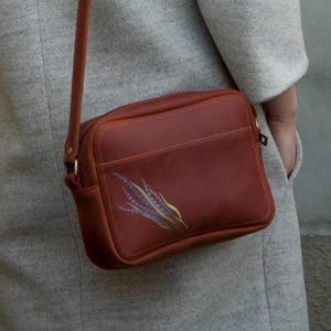 パープルラベンダーの絵が描かれた女性用クロスボディバッグ、ハンドメイドの財布、マットレザーの財布、花が描かれた手作りのクロスボディバッグ、妻へのギフトアイデア