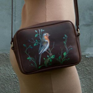 鳥の絵が描かれたブラウンレザーのクロスボディバッグ、女性用の小さなクロスボディバッグ、鳥の絵が描かれたデイリーバッグ、ハンドメイドのクロスボディバッグ、高品質のバッグ