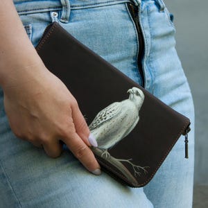 Ideia de presente para homem Bolsa com pintura de pássaro falcão Carteira de couro marrom Bolsa masculina Carteira com zíper Carteira feita à mão Carteira de couro de alta qualidade
