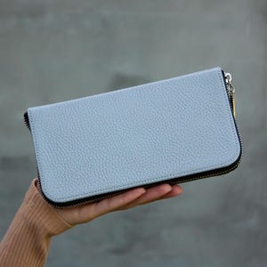 Cartera minimalista de cuero, monedero gris claro, idea de regalo para esposa, monedero básico con cremallera, cartera de mano de cuero para mujer, cartera de diario