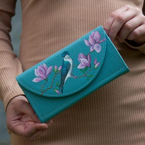 Carteira de couro azul com pintura de pássaro andorinha, ideia de presente de aniversário, bolsa feita à mão, bolsa turquesa com pintura de magnólia rosa, ideia de presente para a mãe