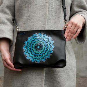 Monedero pequeño con pintura de mandala turquesa, bolso bandolera de cuero negro, conjunto de bolso y cartera de cuero suave para mujer.