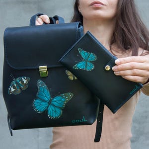 Lederset Damen Rucksack mit blauen Schmetterlingen Malerei Rucksack und Geldbörse Dunkelblau Leder Geldbörse Damen Geschenkidee Set Blauer Rucksack