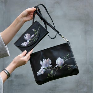 Conjunto de couro preto com flores de magnólia rosa, pintura, ideia de presente para mãe, bolsa de couro macio, ideia de presente para esposa, bolsa tiracolo e carteira feitas à mão