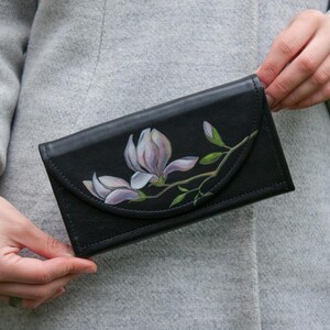 Cartera de cuero negra con flores de magnolia pintadas a mano, monedero grande para mujer, monedero de cuero negro, idea de regalo para mamá, regalo de cumpleaños