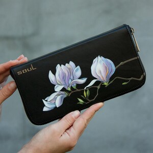 Cartera de cuero negra hecha a mano con pintura de flores Cartera grande con cremallera Idea de regalo para mamá Cartera con pintura de magnolia Idea de regalo para esposa