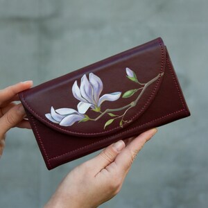 Cartera de piel color burdeos con pintura de flores de magnolia Cartera artesanal Cartera grande Idea de regalo de cumpleaños Idea de regalo para mamá Cartera personalizada