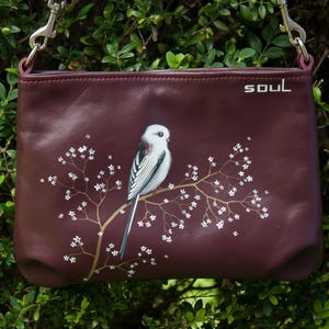 Sac bandoulière en cuir bordeaux pour femme, idée cadeau, sac à main avec peinture d'oiseaux et de fleurs blanches, sac bandoulière fait main, idée cadeau pour femme