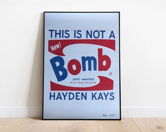 Könnte beinhalten: Ein blaues und rotes Poster mit dem Text "THIS IS NOT A BOMB" und "New!" in einem weißen Kasten. Das Wort "Bomb" ist in einer großen blauen Schrift mit rotem Umriss. Der Text "anti-warhol WITH TRUST RESISTER" ist in einer kleineren weißen Schrift. Das Poster ist unten rechts mit "Hayden Kays" signiert.