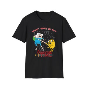 Que horas são? Hora de Aventura! Camiseta unissex Softstyle de desenho animado adulto