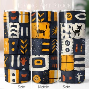 Op de afbeelding: Drie cilindrische bekers met een patchworkpatroon in donker marineblauw, mosterdgeel en wit. Het ontwerp bevat abstracte vormen, lijnen, stippen en gestileerde kattenillustraties. Elke beker is voorzien van een doorzichtig deksel en een rietje.