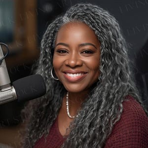 Foto stock per podcast: donna nera matura con capelli grigi che conduce un podcast in uno studio professionale di alta gamma.