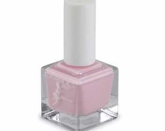 Tease! Giftfritt, ogenomskinligt mjukt rosa nagellack med geleffekt från ADRIANNE K. Glansigt, veganskt och djurvänligt. Torkar snabbt och håller länge.