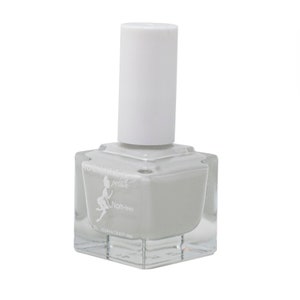 Può includere: Un flacone di smalto per unghie bianco in vetro trasparente con un tappo bianco. Il flacone ha un'etichetta che dice "remarkable polish" e "Non-toxic".