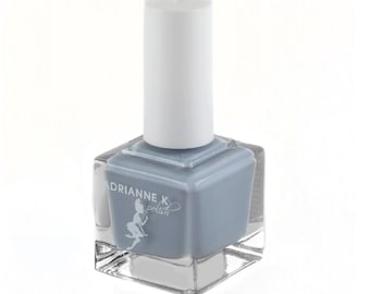 ADRIANNE K, Esmalte de uñas gris claro, ¡Corazón de acero! No tóxico, 10% libre de brillo, secado rápido. Vegano, 0.51 onzas líquidas