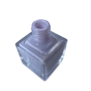 Peut inclure: Un flacon carr&eacute; de vernis &agrave; ongles violet clair avec un bouchon transparent. Le flacon est &eacute;tiquet&eacute; "Adrianne"