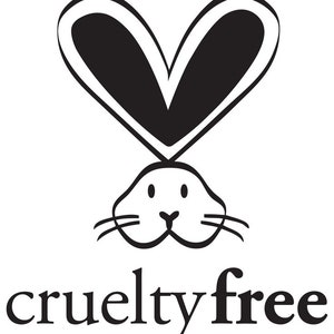 Peut inclure: Illustration en noir et blanc d'un lapin avec une t&ecirc;te en forme de c&oelig;ur. Le texte "cruelty free" est sous le lapin.