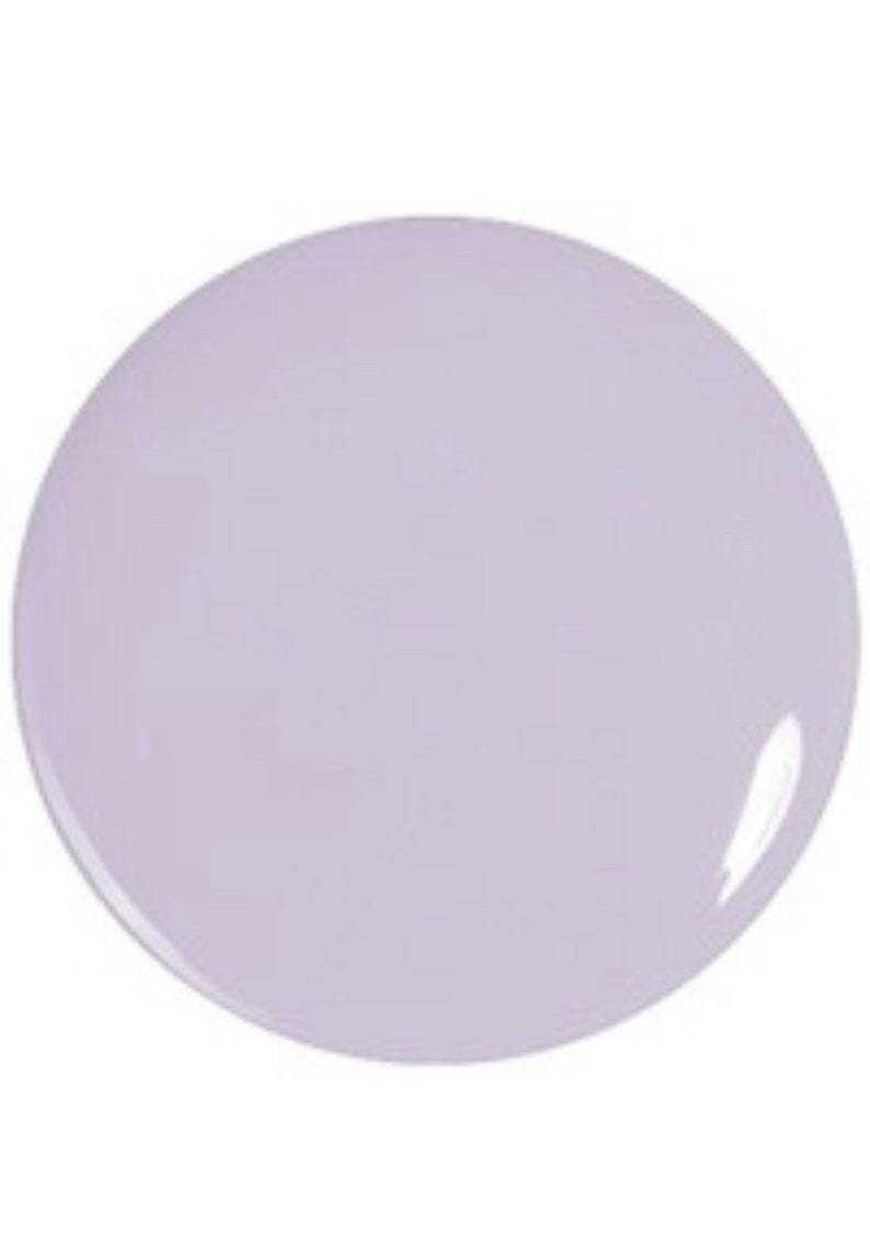 Peut inclure: Un flacon rond de vernis &agrave; ongles de couleur lilas.