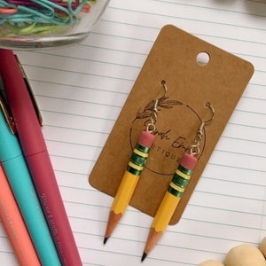 Pendientes Ticonderoga con forma de lápiz (¡hechos con lápices de verdad!)
