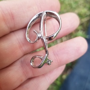 Letter initial P brooch monogram pin script shiny silver metal cursive Sarah Coventry great condition signed