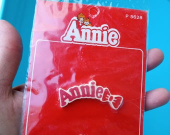 1980's  Iconic Little Orphan Annie pin brooch red plastic minty sealed on card, from the 1982 movie Annie, marked 1981 Columbia Pictures.